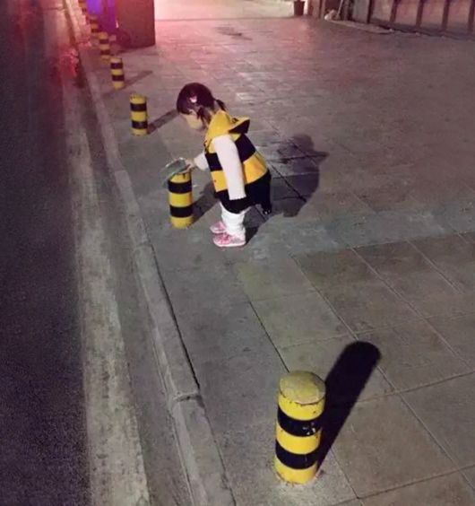 Some People Who Accidentally Dressed Like Their Surroundings